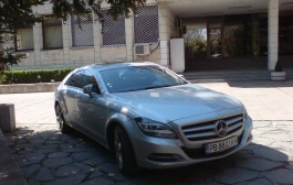 Кой паркира нагло пред входа на областния управител в Пловдив и детската площадка там