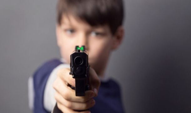 БГ деца с оръжия - родителите сами им ги купуват